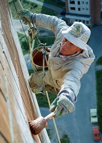 покраска фасада людьми. промышленный альпинизм мойка окон stgpro. маляр высотник. маляр высотник. промышленный альпинизм.