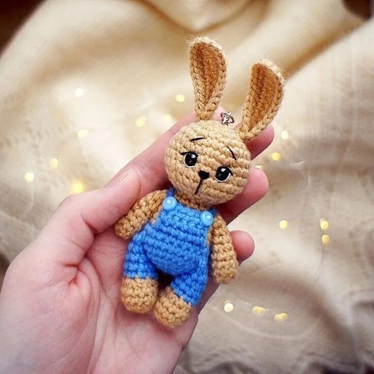Вязаный брелок амигуруми. Брелок зайка крючком. Брелок зайка крючком. Брелок зайка крючком. Зайчик брелок амигуруми.