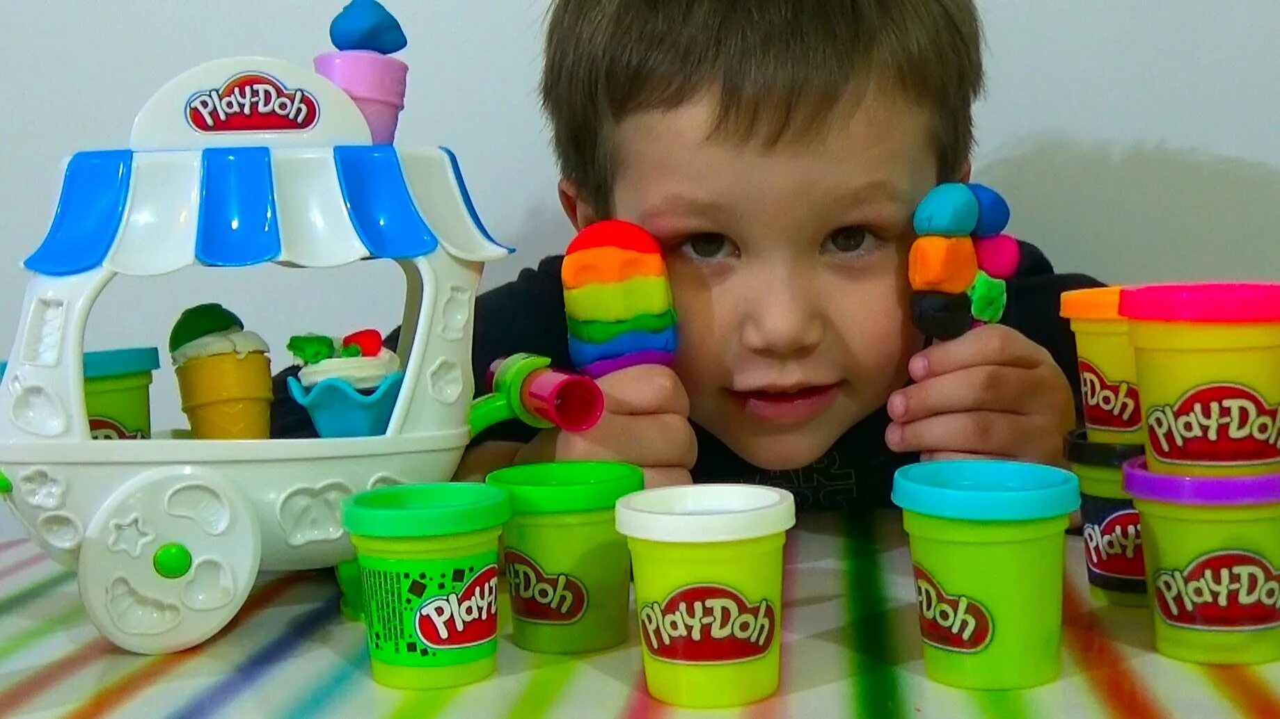 Мистер макс и миссис. Мистер Макс. Палочка для плей до. Play Doh вагончик мороженого. Мистер Макс мороженое.