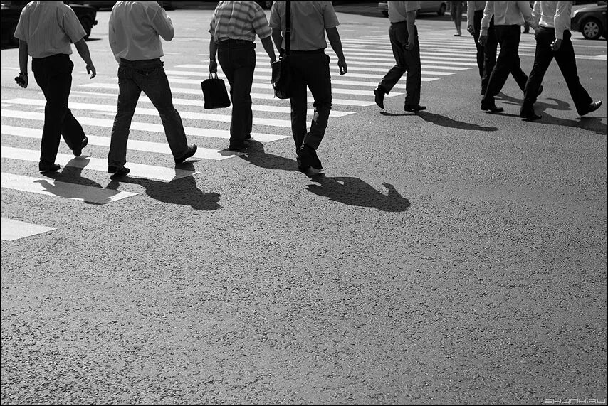 Группа людей переходящих дорогу. Пешеход на дороге. Человек переходит дорогу. Люди на переходе.