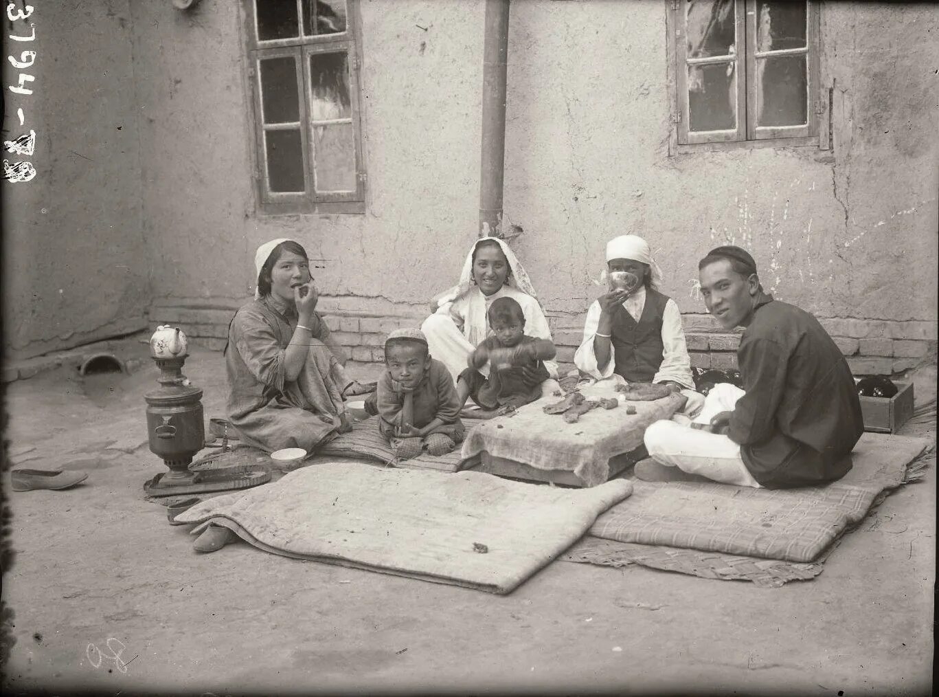 Быт Узбекистане в кишлаке. Узбеки в древности. Узбеки 1900. Ташкент 1921 год.