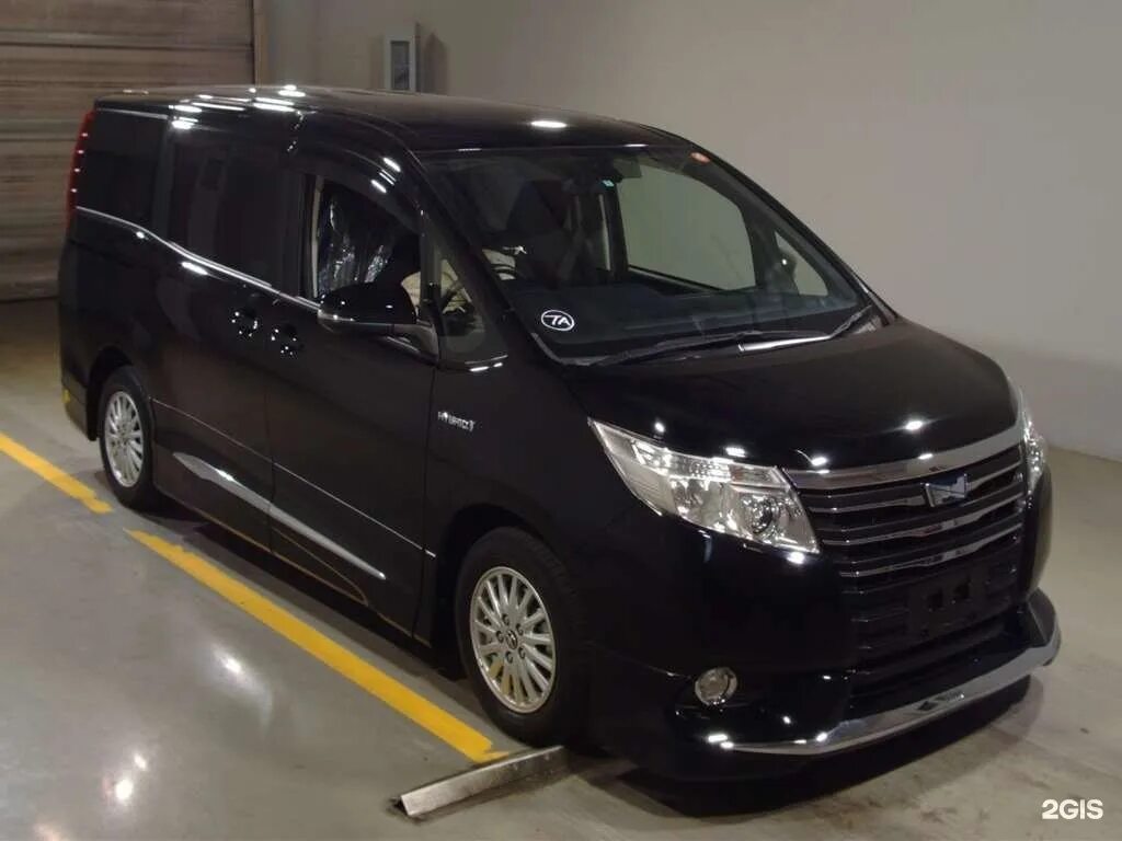 Купить ноах во владивостоке. Toyota Noah 2015. Тойота Ноах 2015 года. Тойота Ноах 2015 год на черных дисках. Микроавтобусы Япония Vladivostok.