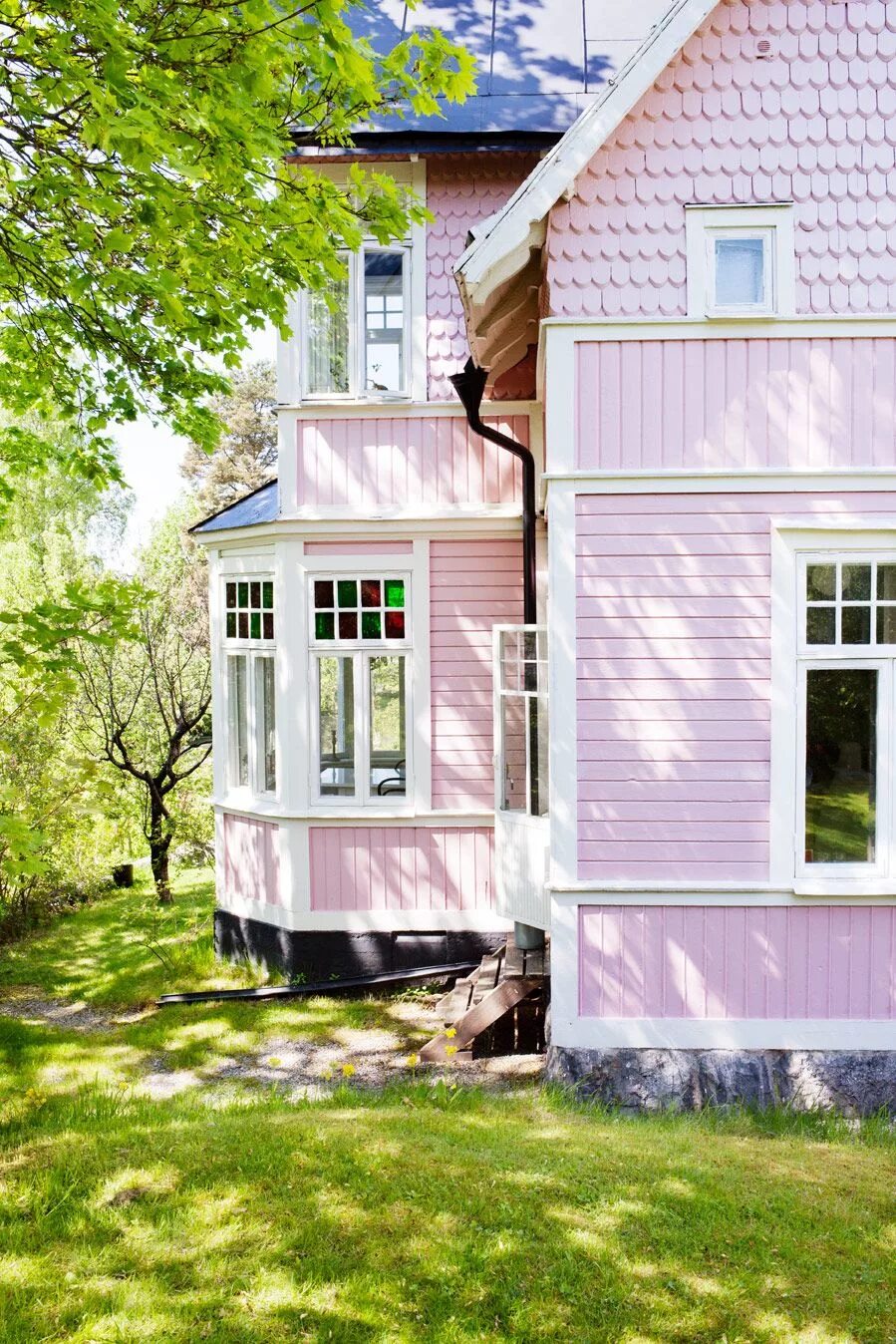 Дом с цветами розовый. Розовый домик. Дачный дом розового цвета. Дачный домик розового цвета. Розовый дом снаружи.