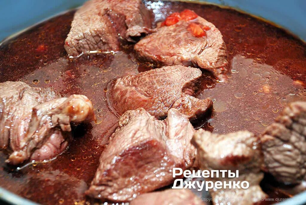 Как быстро приготовить говядину мягкой. Мясо тушеное крупным куском. брезирование мяса. тушить говядину в сковороде. говядина тушеная большими кусками.