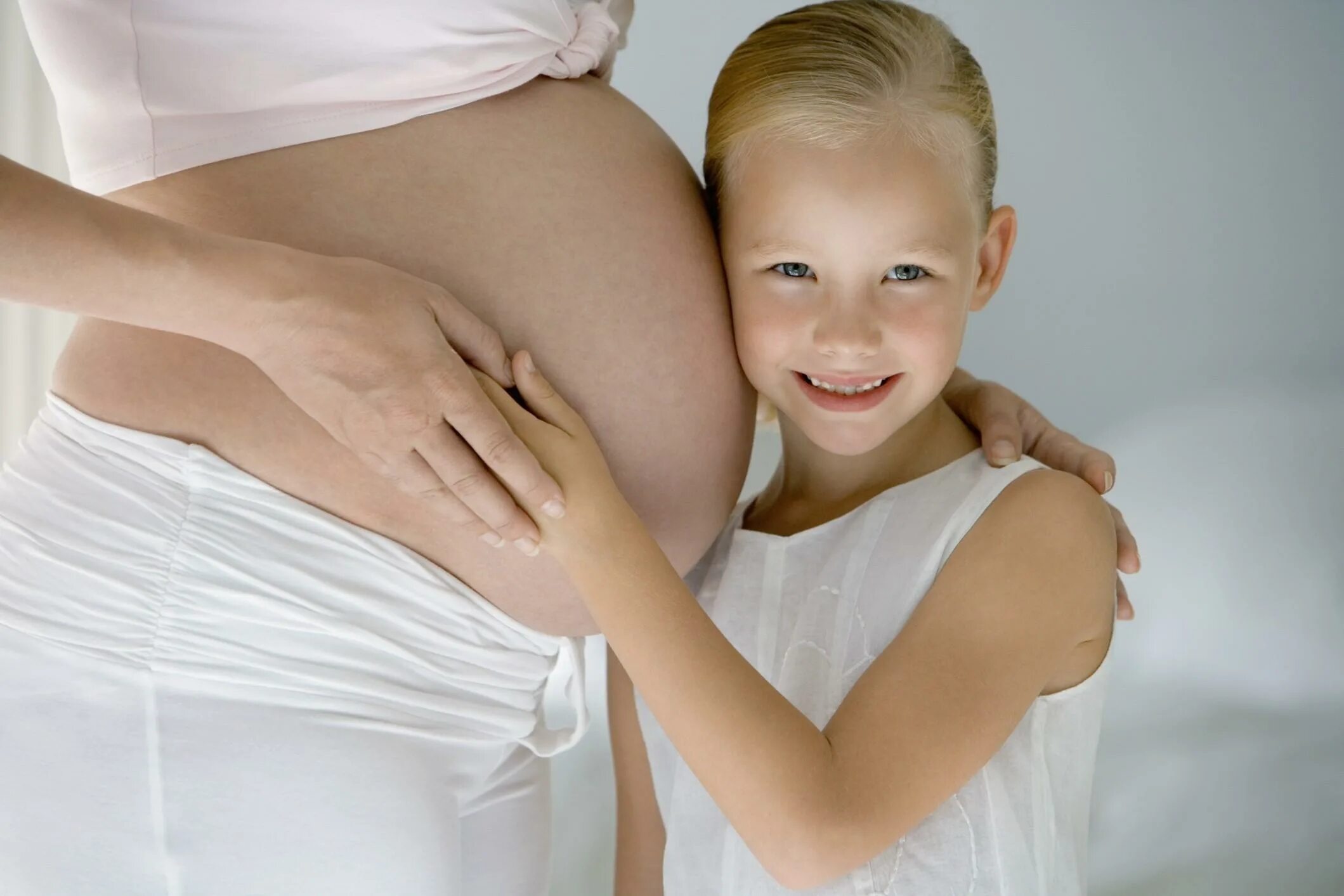 Шевеления на 25 неделе. Ребёнок в животе у мамы. Малыш в животике у мамы. Беременность ребенок.