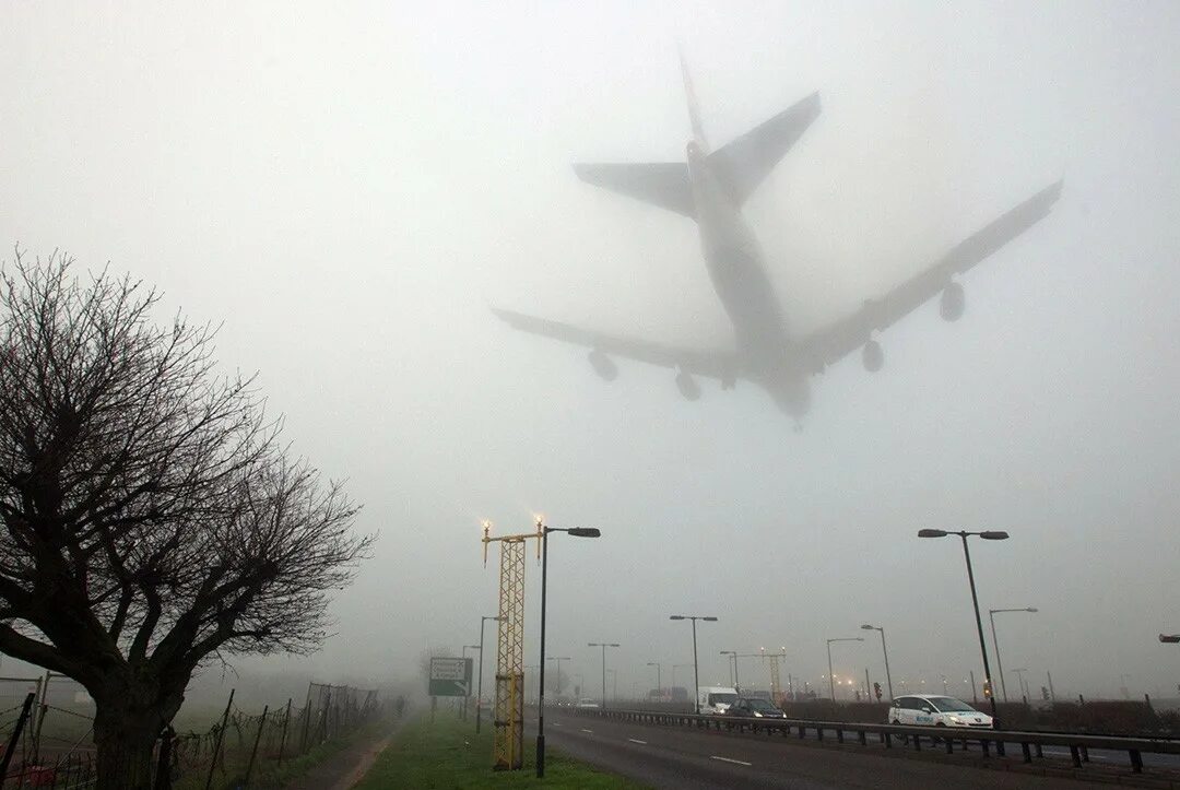 Самолет в грозу. Плохо летающий. Смешной летчик. Молния попала в самолет. Стрекоза летит.