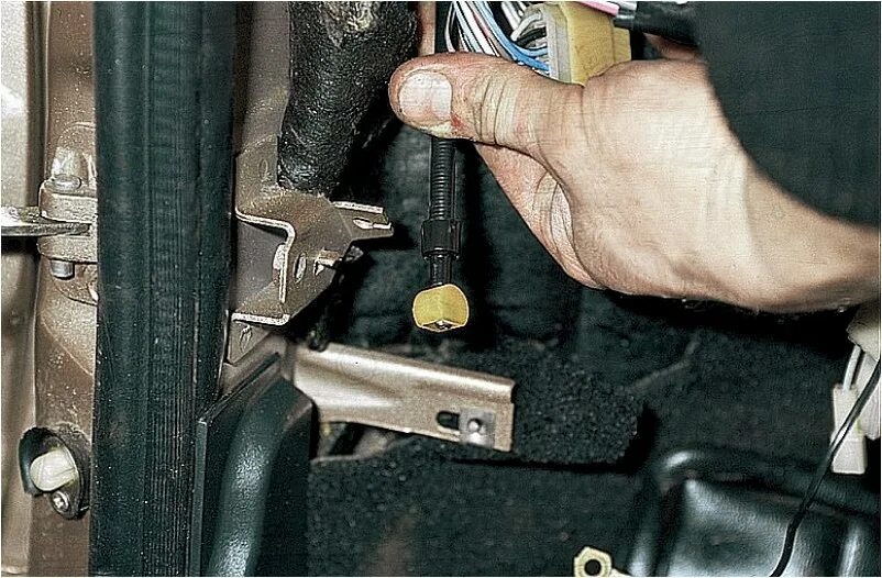 Тросик открытия капота ваз 2107. Замок капота ваз 2106. Крепление замка капота ваз 2107. Ручка открытия капота ваз 2110. Крепление ручки открывания капота ваз 2114.