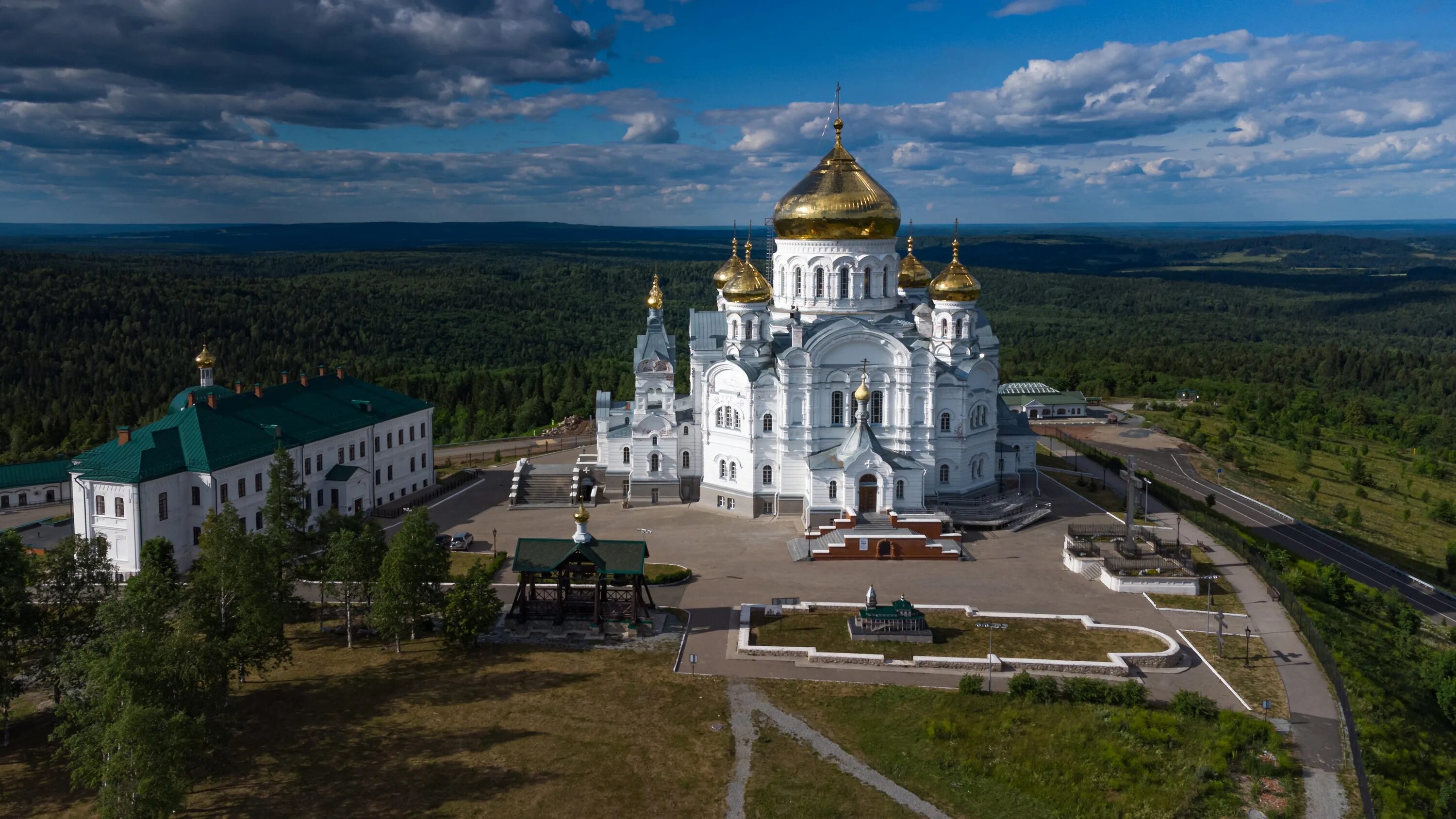 6 пермский край пермь. Белогорский монастырь Пермский край. Белогорский Николаевский монастырь Пермский край. Белая гора Пермь монастырь.