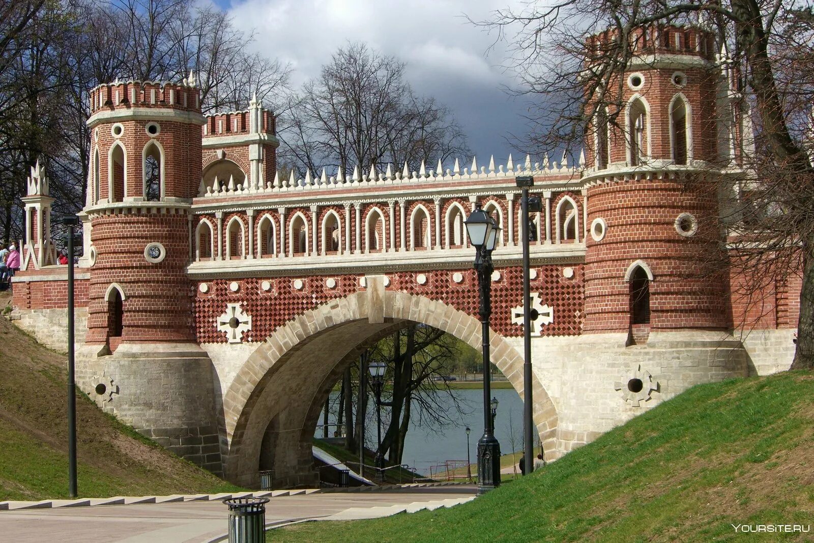 Парк царицыно достопримечательности. Фигурный мост Баженов в.и Царицыно. Баженов ансамбль Царицыно фигурный мост. Фигурный мост в Царицыно. Дворцово-парковый ансамбль Царицыно фигурный мост.