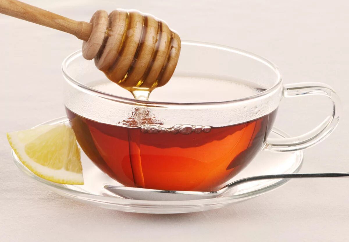 Чай с медом вред. Чай с медом. Мед с чаем. Чашка чая с медом. Горячий чай с медом.