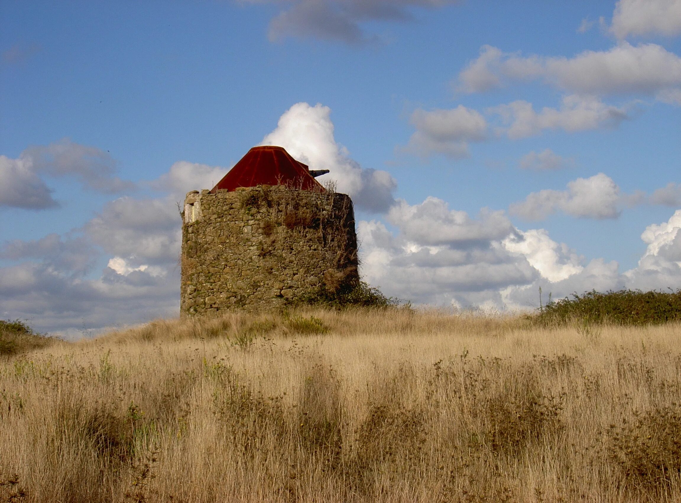 Холм ветряных мельниц л2. «Развалины в степи». Дозорная башня в степи. Старая башня в полях.