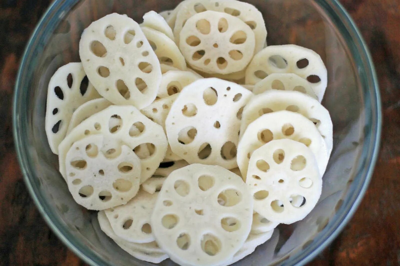 Лотос и корень лотоса. Клубень лотоса. Корень лотоса. Лотос орехоносный еда. Клубень лотоса.