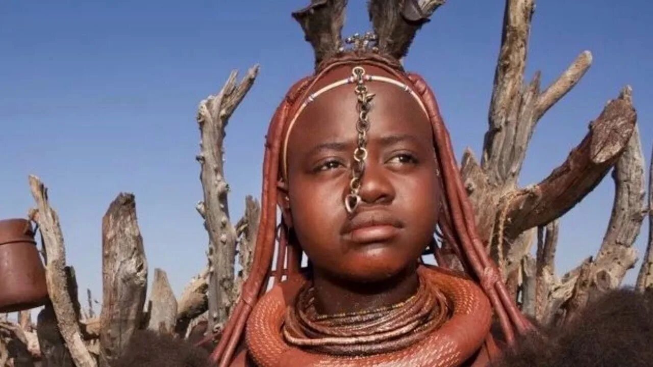 Tribe himba pro. Химба - кочевое племя. Намибия девушки из племени Химба. Химба Намибия женщины дети. Девушки племени Химба.