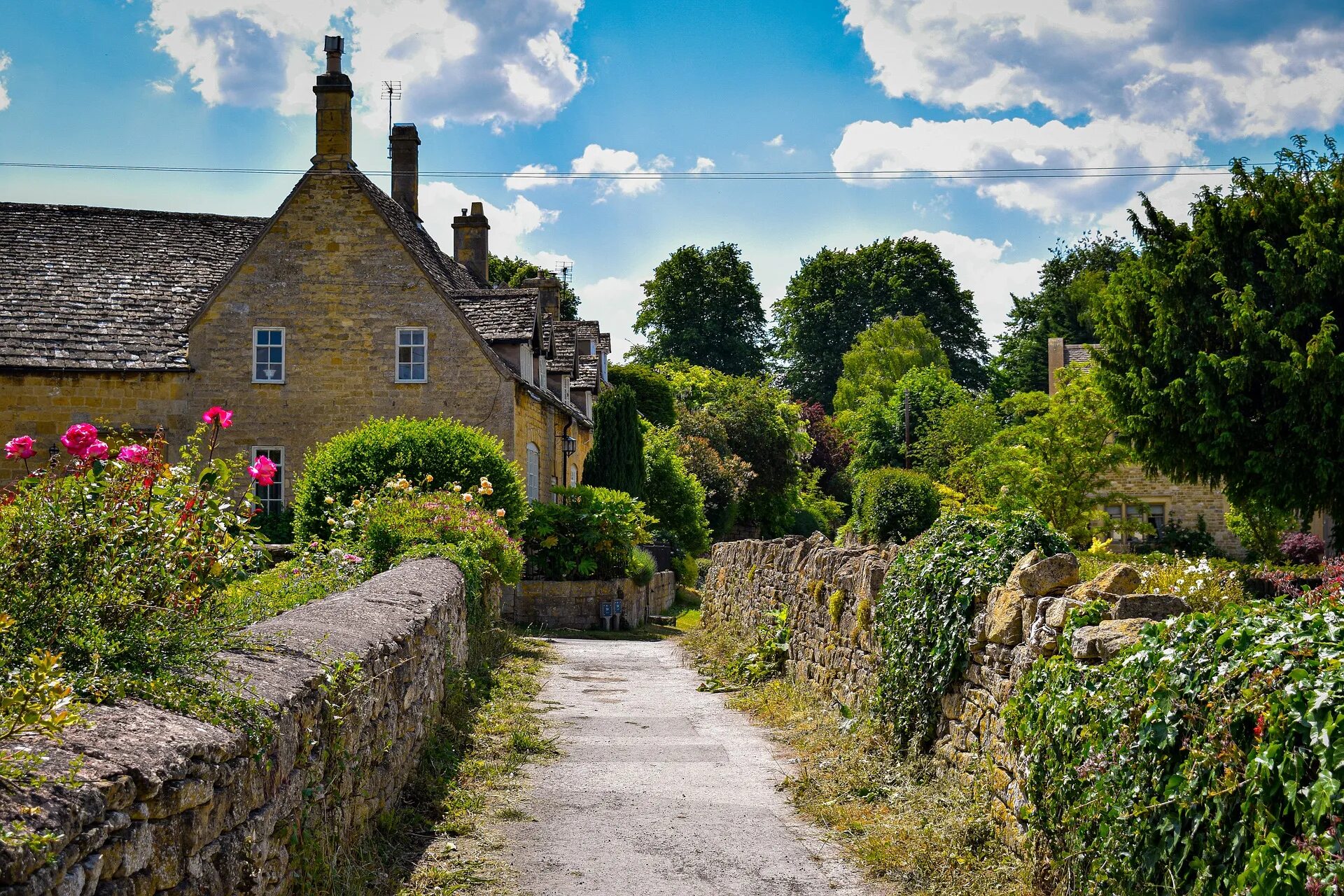 English village. Котсволдс Англия деревня. Котсуолд Хилс Англия. Котсуолд Глостершир Англия. Графство Глостершир, Бибери.