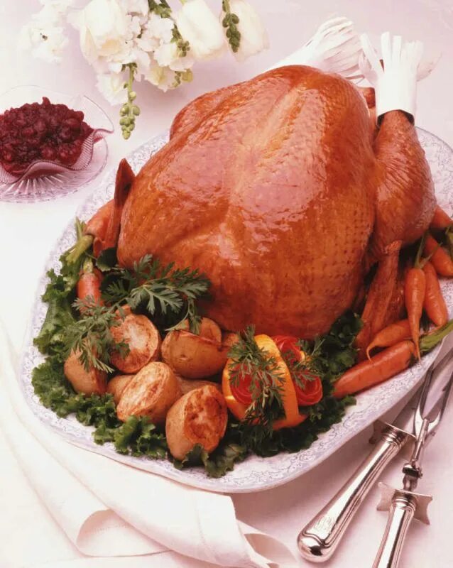 Украсить курицу. Жареная курица. Курица на новогодний стол. Индейка приготовленная. Курица гриль на праздничном столе.