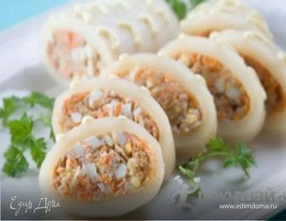 Фаршированные кальмары с рисом и крабовыми палочками. Кальмары фаршированные овощами. Кальмары фаршированные рисом и морковью. Кальмары фаршированные рисом и морковью. Кальмар фаршированный лангустинами.