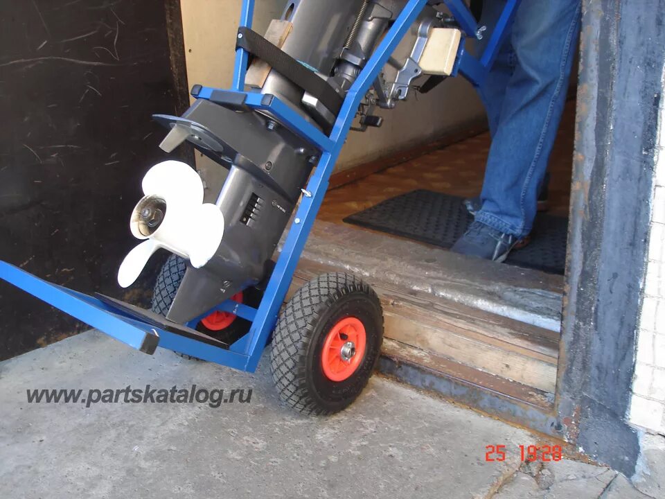 Консервация двигателя лодочного мотора. Можно ли хранить лодочный мотор на морозе. Кронштейн для лодочного мотора на стену. Хранение лодочного мотора. Можно ли хранить лодочный мотор на морозе.