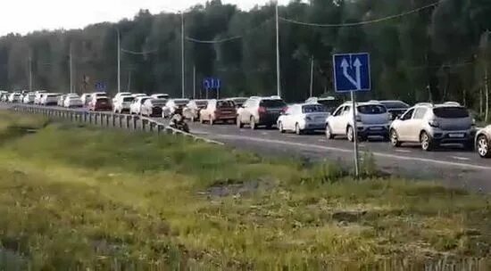 Затор на дороге. Трасса м5. Автостоянки на трассе м5. Трасса м5 Ульяновская область. Россия 1 10 июля