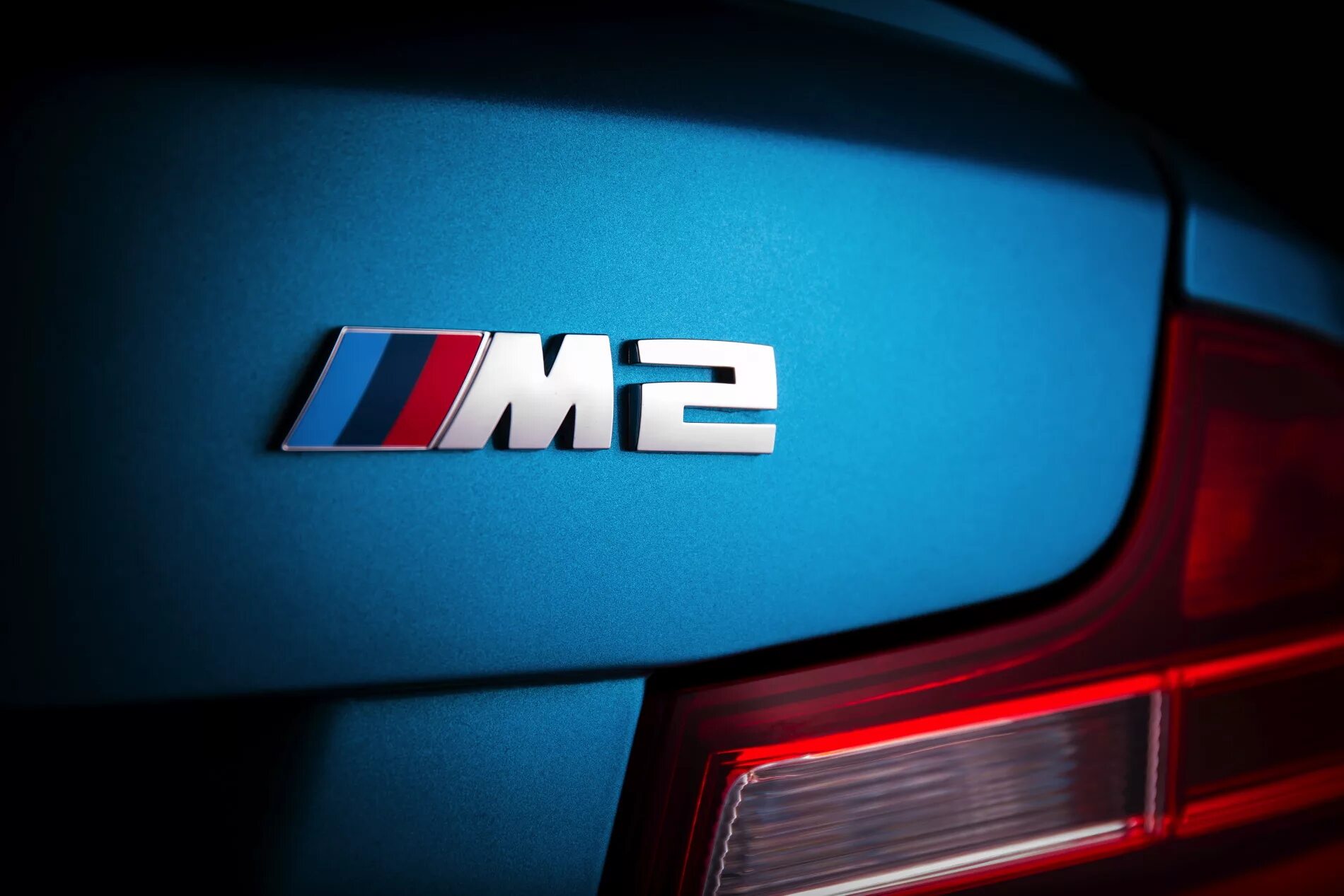 Канал м5. BMW m2 logo. Значок м2 БМВ. БМВ м2 шильдик. BMW m5 logo.