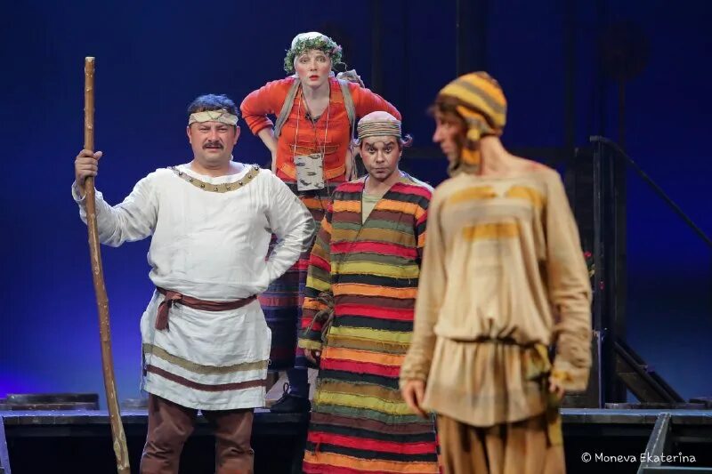 Театр абсурда лысая певица. Три богатыря постановка. Лысая певица пьеса. Спектакль снежная королева тюз. Снежная королева в тюзе красноярск.