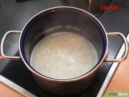 Рисовая каша на плите молоке в кастрюле