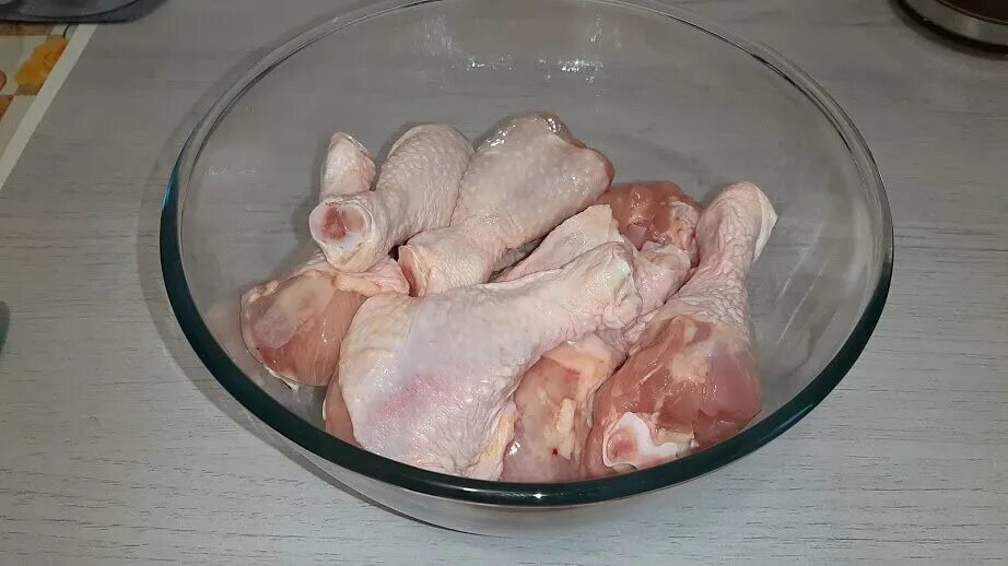 маринад для окорочков в духовке. куриное мясо в маринаде. марина замариновала курицу. маринованное куриное мясо. замариновать курицу для духовки.
