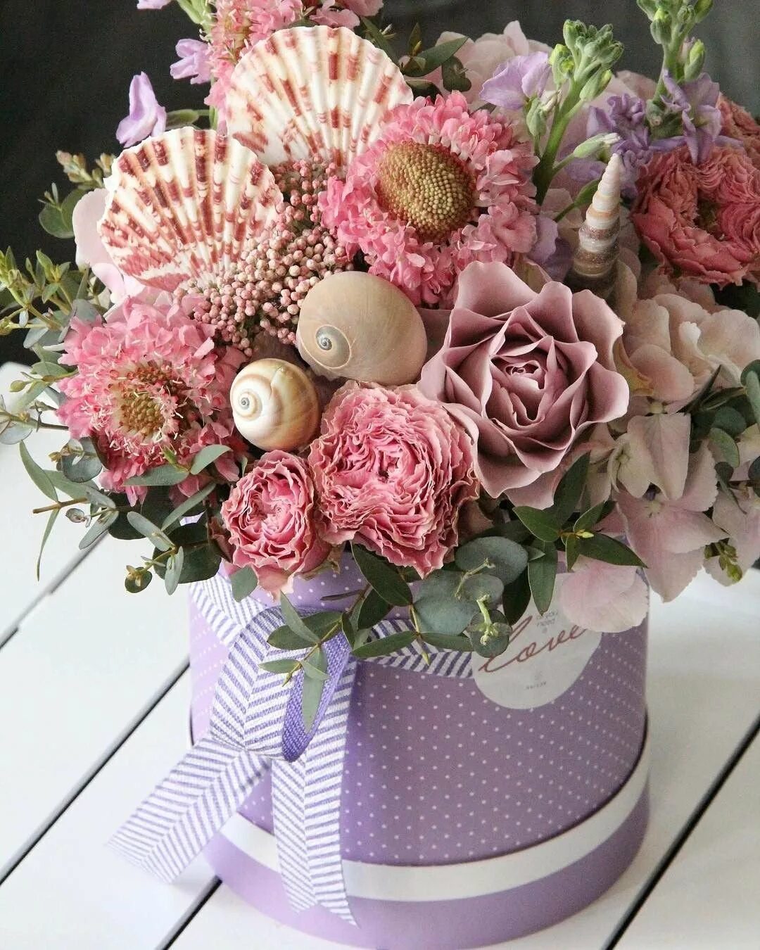 Стильные букеты на день рождения. Стильные цветы. Дизайнерские букеты в коробке. «пышный букет». Стильные цветы с днем рождения.