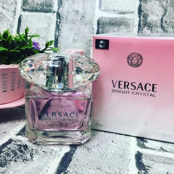 Версаче розовая туалетная. Духи Версаче бридж Кристалл. Духи Versace Bright Crystal 50. Духи Версаче Bright Crystal. Versace Bright Crystal (женские) 30ml.