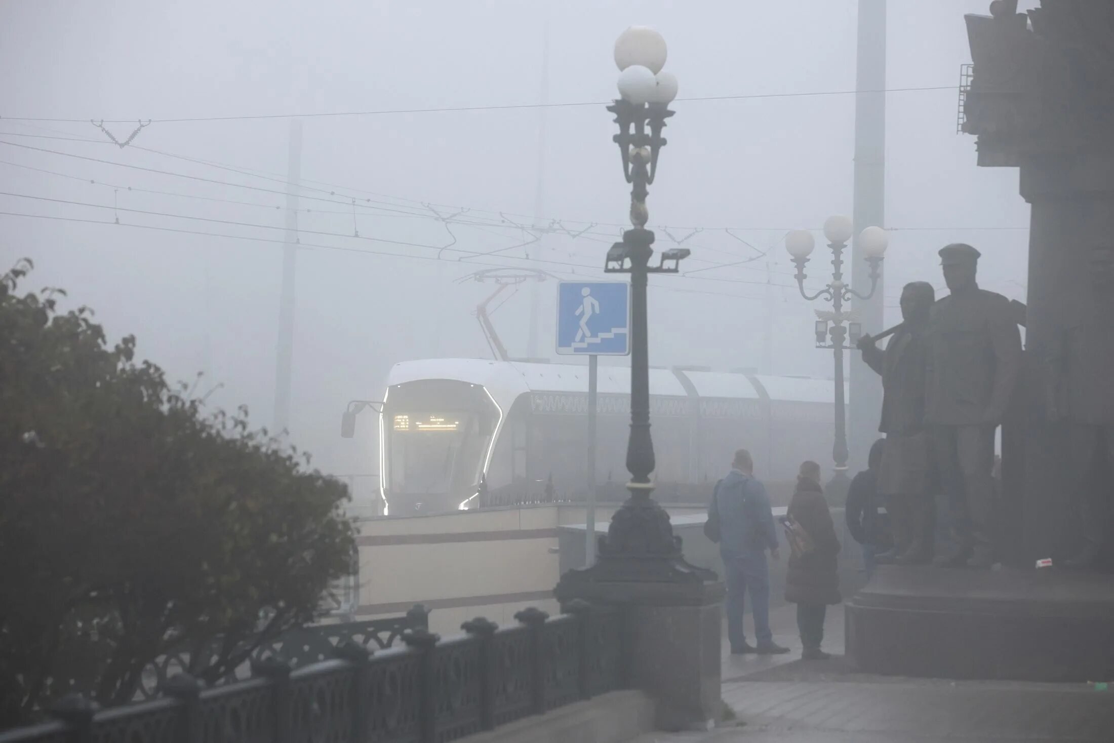 Ощущается в москве. Туман в Москве 2021. Радиационный туман в Москве. Смог в Москве 2021 2 ноября. Туман в Москве.