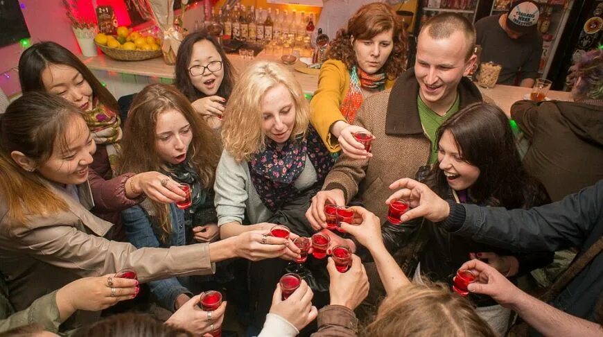 Песня по барам там все счастливы. Ползком по барам Санкт-Петербург. Экскурсия по барам. Ползком по барам Санкт-Петербург экскурсия. Экскурсия по барам СПБ.