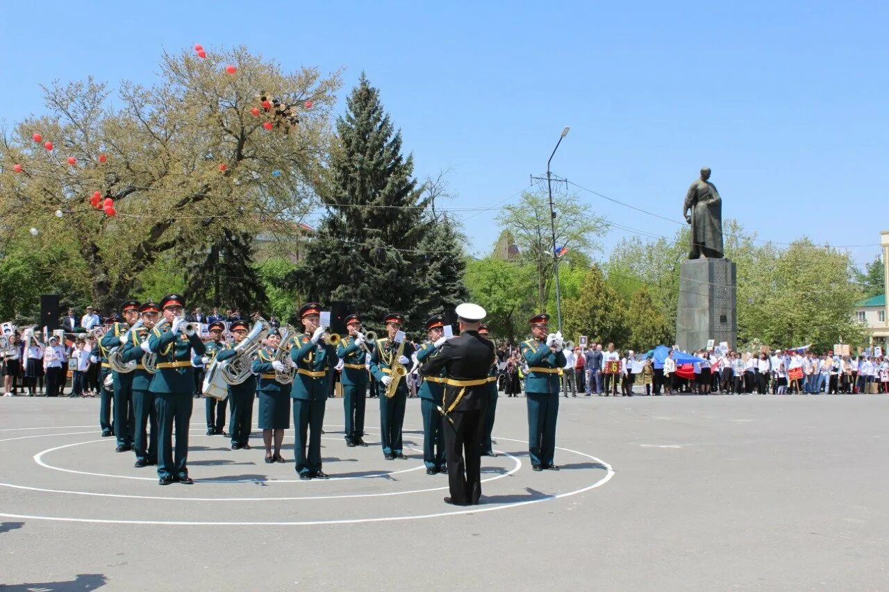 Памятник Уллубию Буйнакскому. Город Буйнакск Республика Дагестан. Буйнакск площадь города. Буйнакск Дагестан достопримечательности.