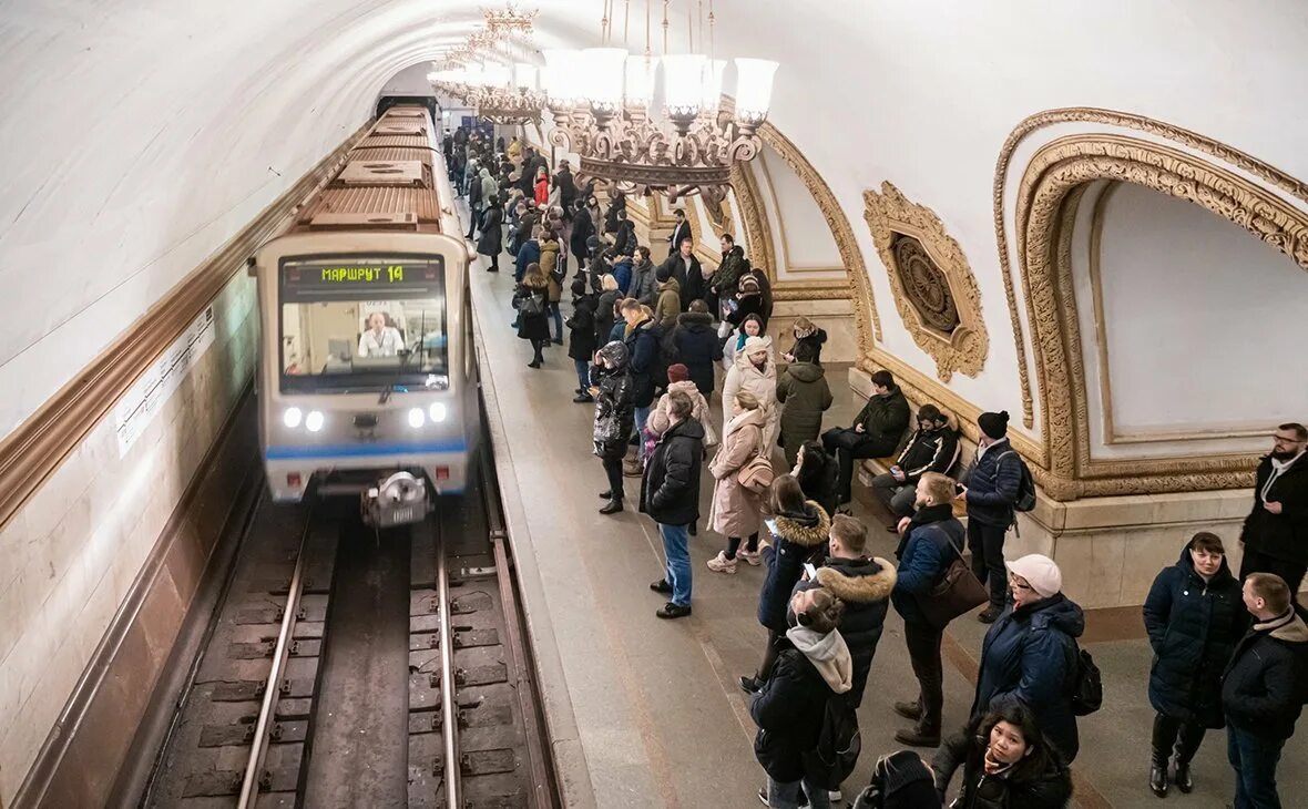 Сколько пассажиров в метро. Московское метро 4к. Поезд метро. Поезда метрополитена. Люди на станции метро.
