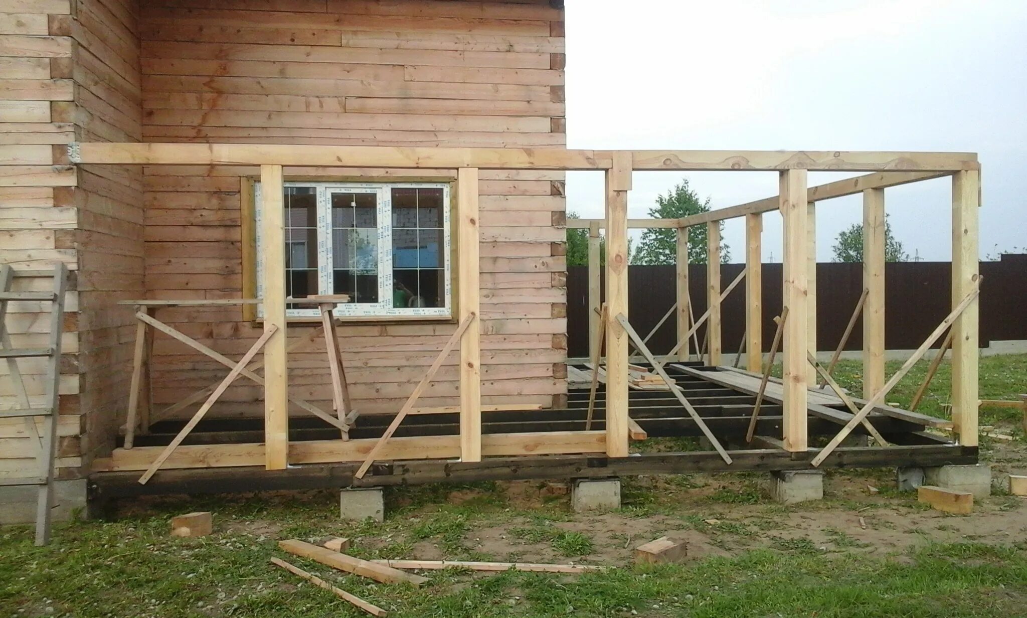Каркасная пристройка к дому. Каркас веранды из бруса. Каркас веранды. Каркасная веранда. Каркасный пристрой.