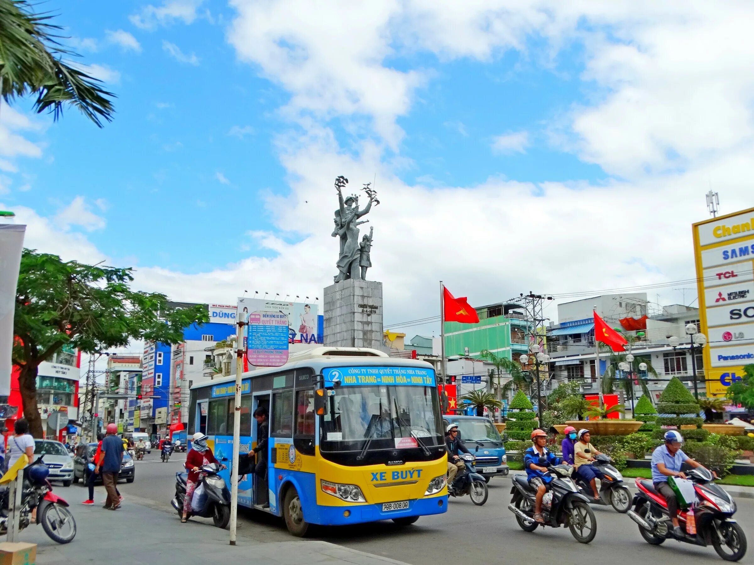 Нячанг живущие. Вьетнам уличная еда нячанг. Вьетнам нячанг. Нячанг 1990. Нячанг живущие.