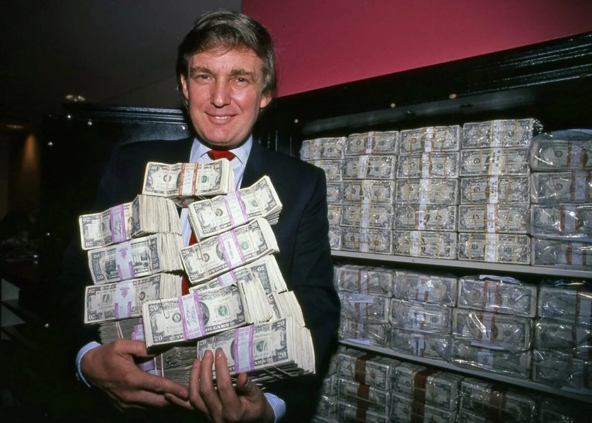 Мешок с деньгами. Набитый портмоне. Кошелек для купюр. Портмоне с деньгами. Деньги в полном объеме.