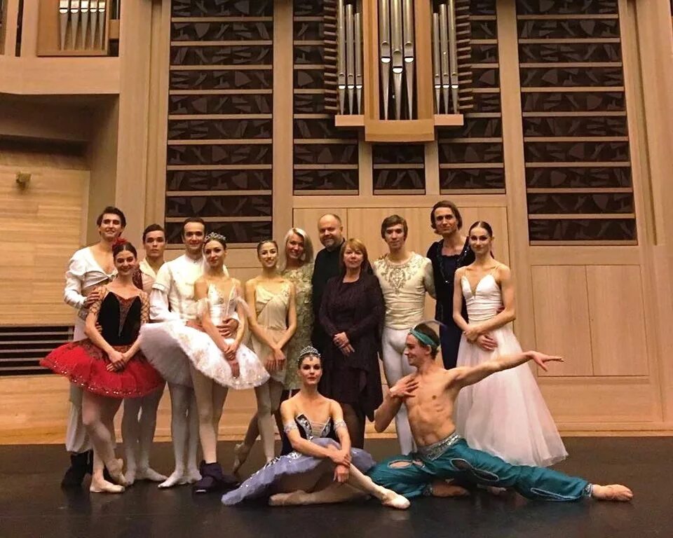 Балерина плие. Балет дома. Оксана бондарева балет. Балерина у станка. Балет дома.