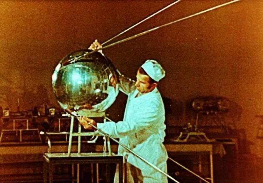 Первый искусственный Спутник земли СССР 1957. Первый Спутник земли СССР октябрь 1957. Первый Спутник земли запущенный 4 октября 1957 Королев. Первый искусственный Спутник земли 1957 Королев.