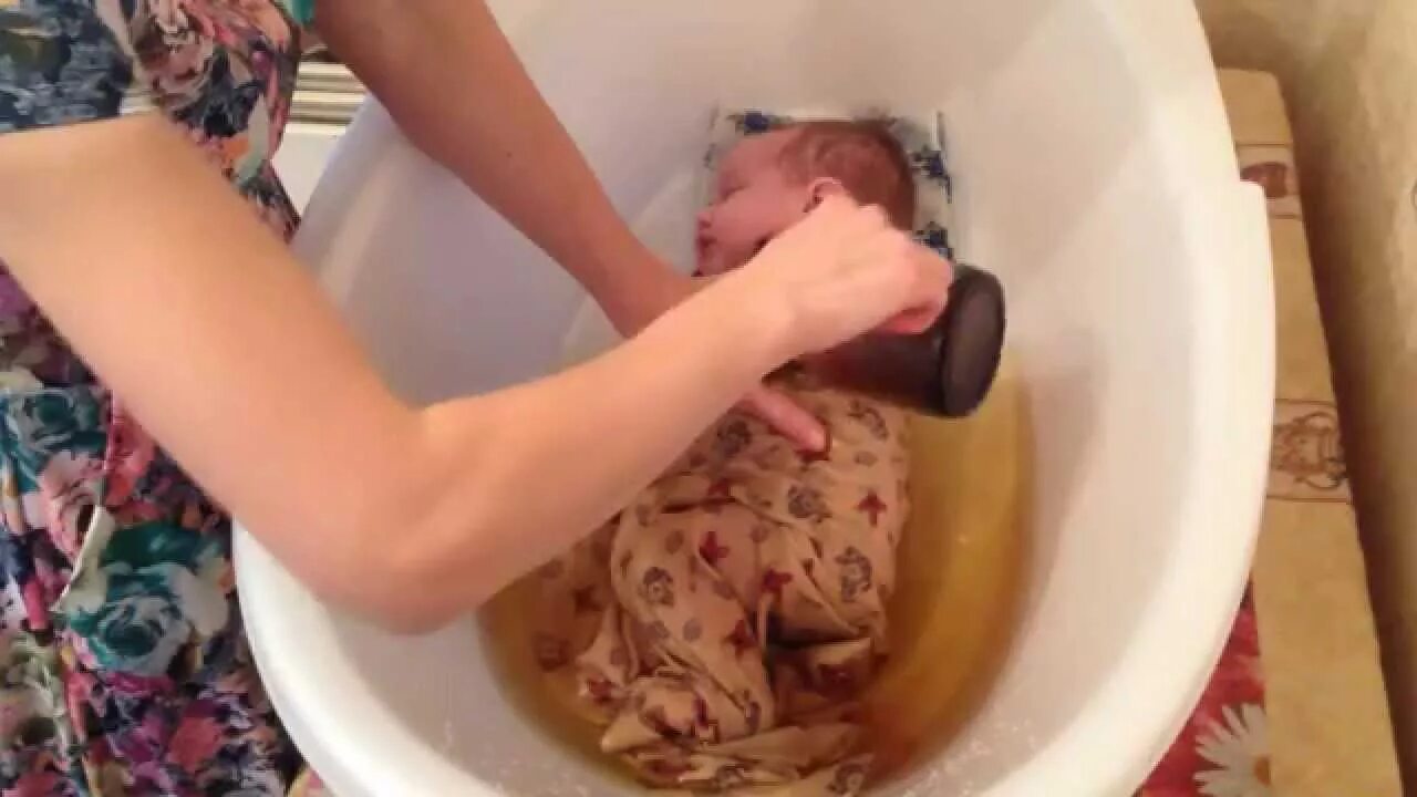 Как правильно держать при подмывании. Адаптационное купание новорожденного. Раковина для подмывания младенцев. Подмывание новорожденной девочки.