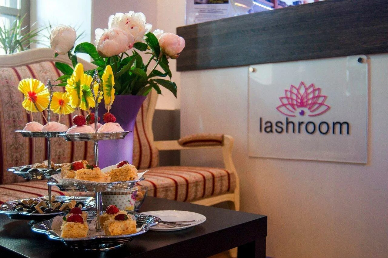 Студия наращивания ресниц интерьер. Салон наращивания ресниц. Дизайн студии ресниц. Lashroom ярославль. Идеи оформления комнаты лешмейкера.