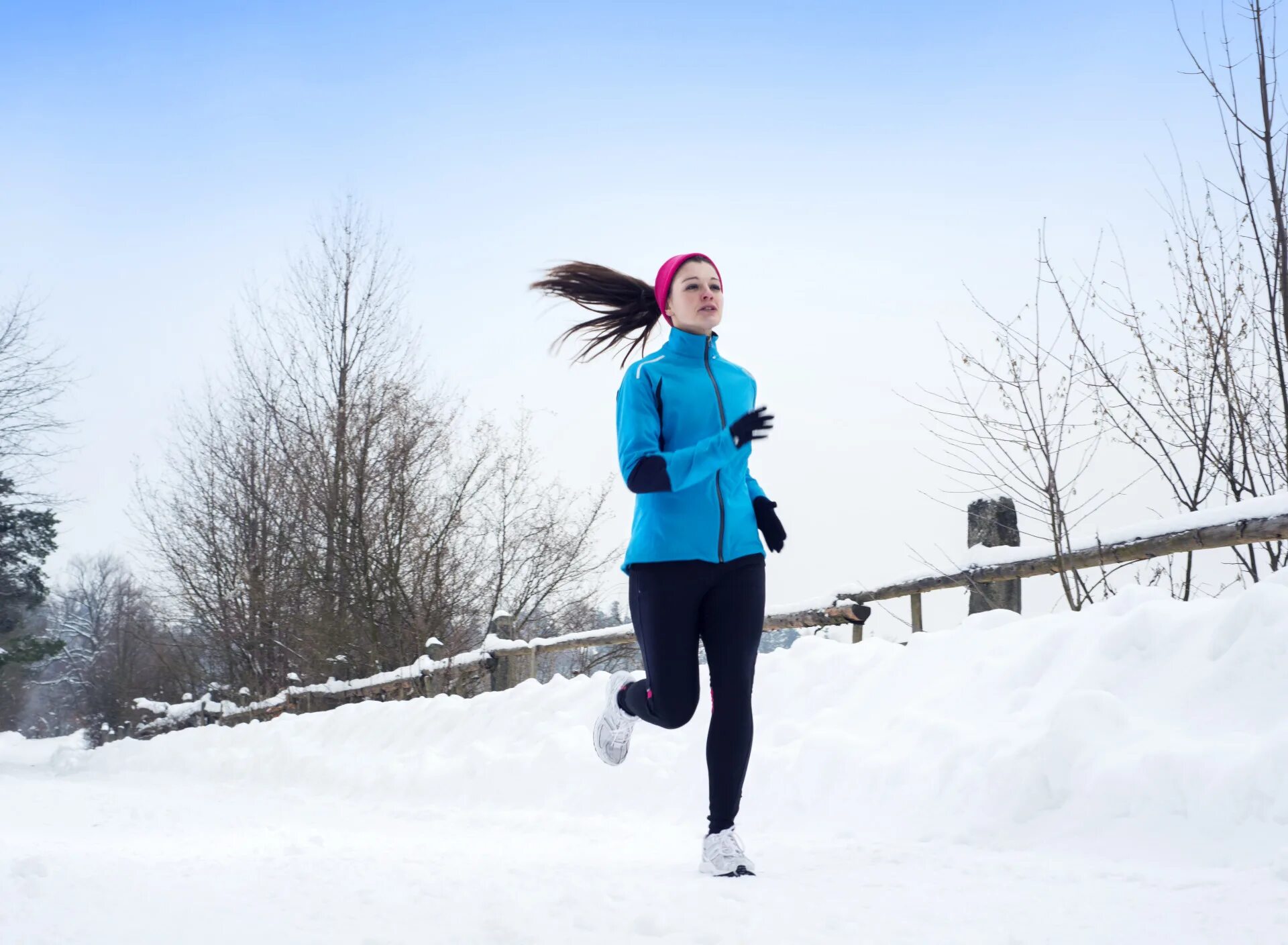 Зимний бег. Тренировка зимой. Зимняя экипировка для бега. Прогулки на свежем воздухе зимой. Физическая активность зимой.