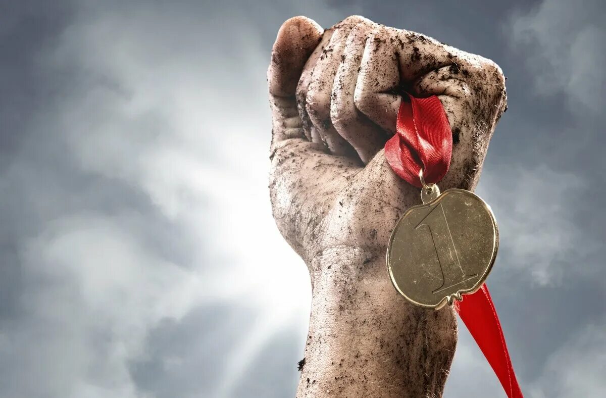 Спортивный фон. Человек в горах. Смешные рыцарские доспехи. Человек на вершине. На вершине успеха.