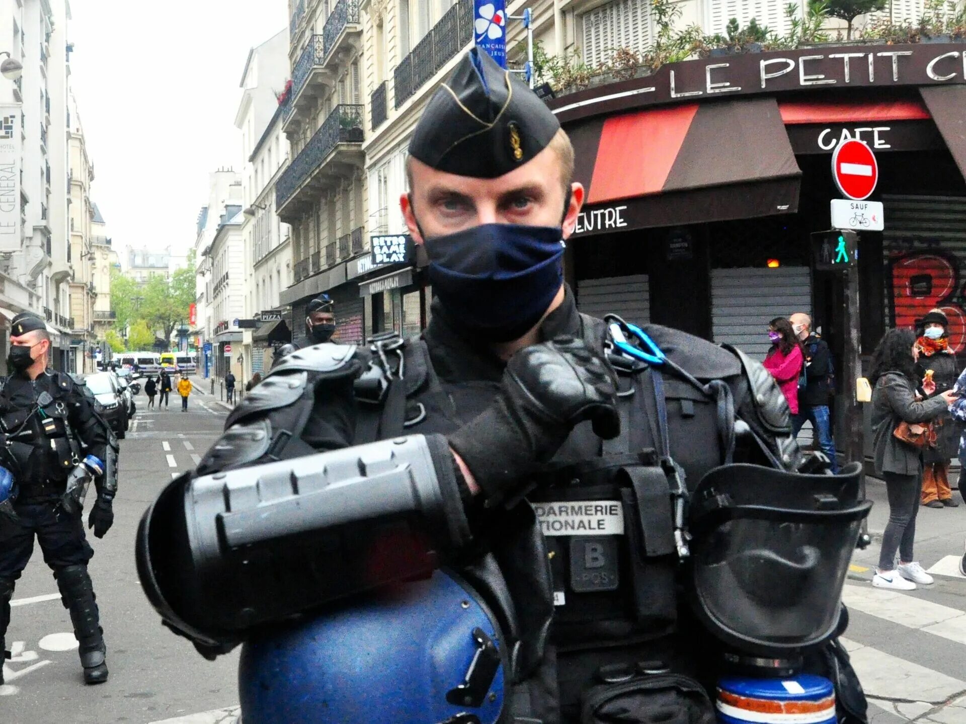 Шенген новости сегодня. Полиция Парижа. Полиция сейчас. Полиция Франции слезоточивый ГАЗ.