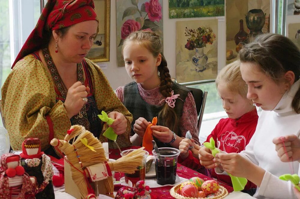 Промыслов семья. Русская народная культура. Возрождение народных традиций. Дети в музее народных промыслов. Народные традиции для детей.