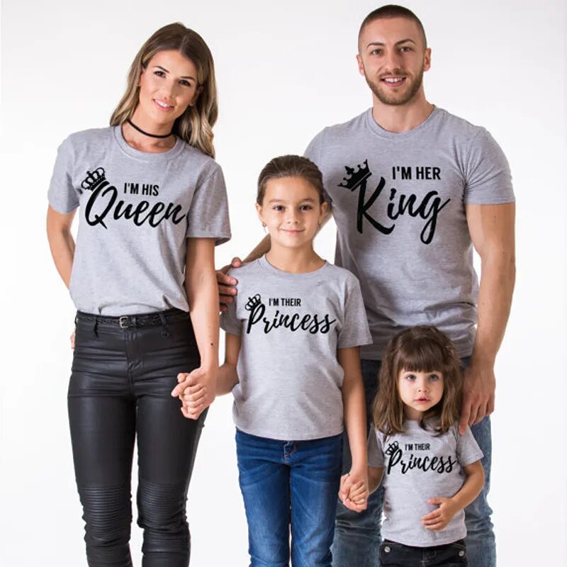 Дочки т сын. Одинаковые футболки для всей семьи. Футболки для семейной фотосессии. Семья одежда. Принт на футболку для семьи.
