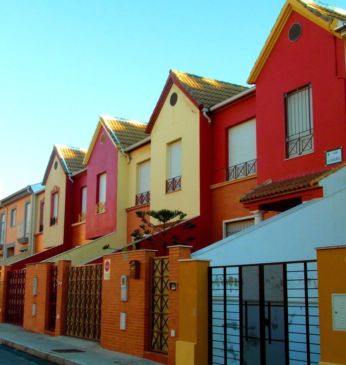 Цветные домики. Разноцветные домики. Разноцветный дом. Цветной фасад дома. Colorful houses