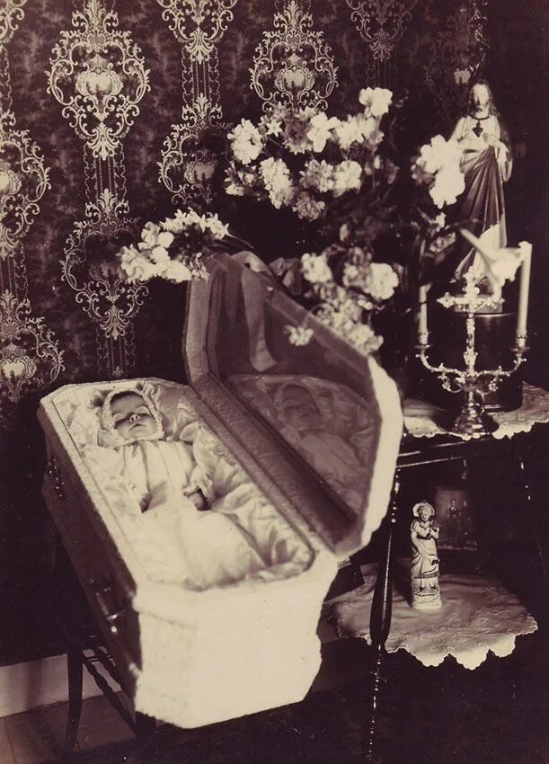 Навещают умерших. Похороны Вивьен ли и могила. Могилы викторианской эпохи. Гробы викторианской эпохи. Открытые гробы с покойниками.