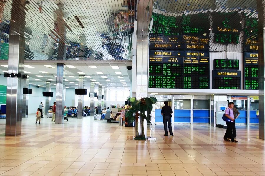 Аэропорт Толмачево Новосибирск внутри. Аэропорт Толмачево Новосибирск Международный терминал. Аэропорт Новосибирск зал ожидания. Аэропорт Новосибирск Толмачево внутри аэропорта. Аэропорт толмачево телефон справочной