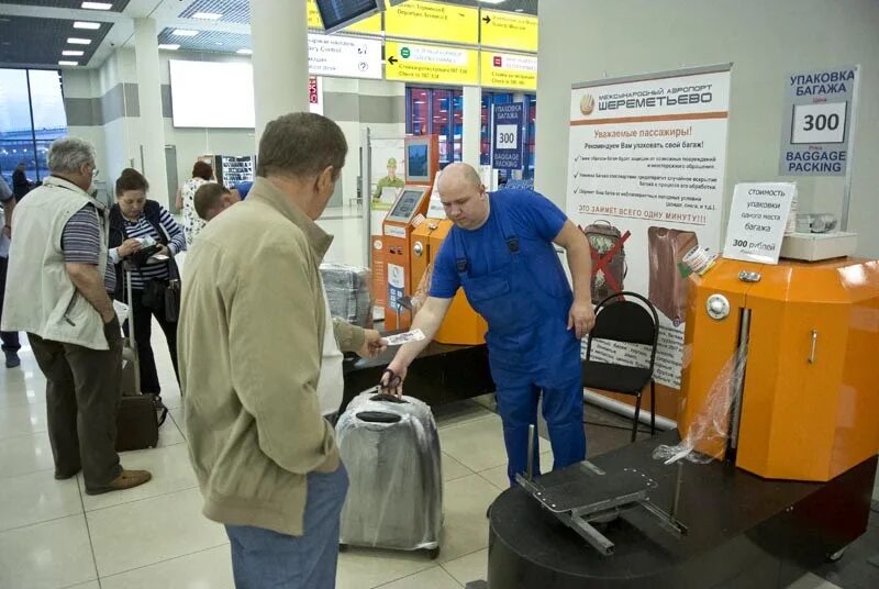 Где оставить чемодан. Упаковка багажа в аэропорту Шереметьево. Упаковка багажа в аэропорту Домодедово. Упаковка багажа в Шереметьево терминал в. Аэропорт Пулково упаковка багажа пленкой.