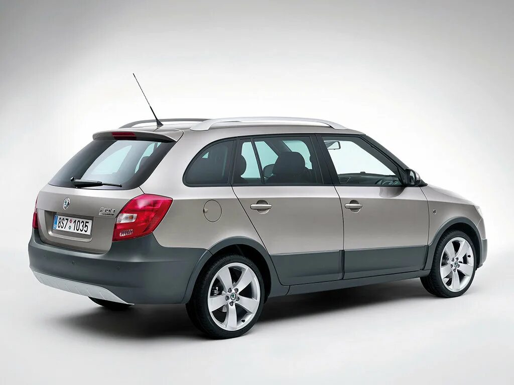 Skoda fabia combi 2009. Skoda fabia 2009. Шкода фабия 2 универсал. Фабия универсал шкода скаут. Skoda fabia рестайлинг 2010.