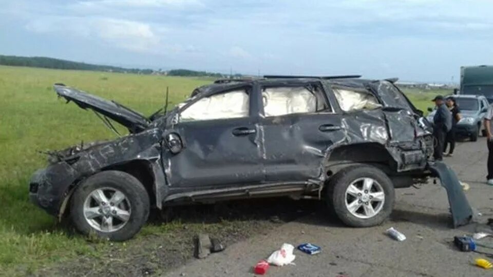 Крузер дтп. Land cruiser 200 дтп красноярский край. land cruiser 200 перевернулся. land cruiser prado перевернулся.